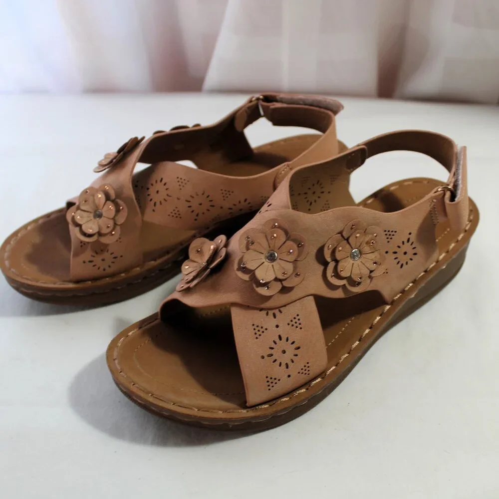 Forever Comfort Tan/Beige Sandals w/ Flowers, Size 6.5, Like New